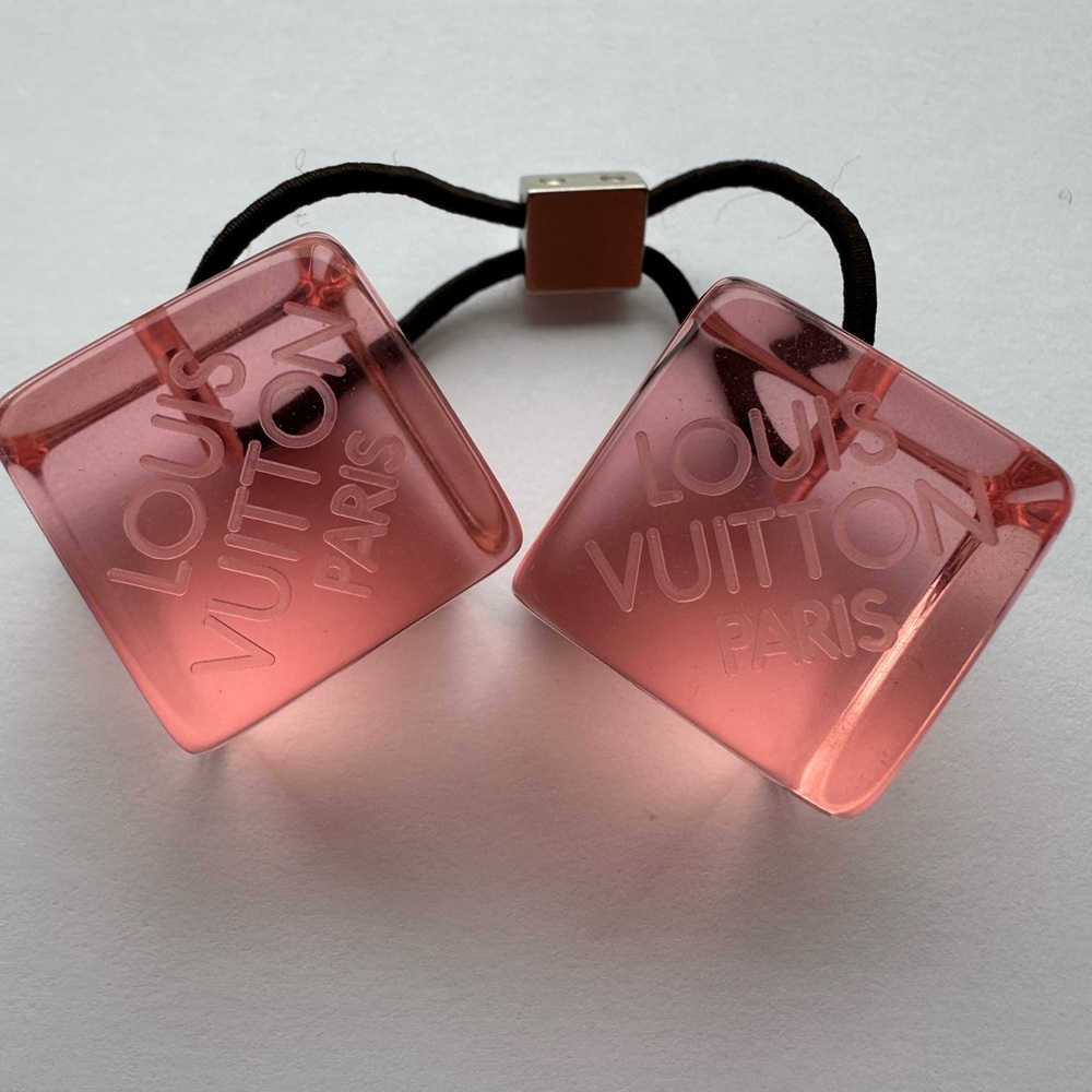 ❣️Louis Vuitton resin hair cube ties use to hold your ponytail or as a bag charm